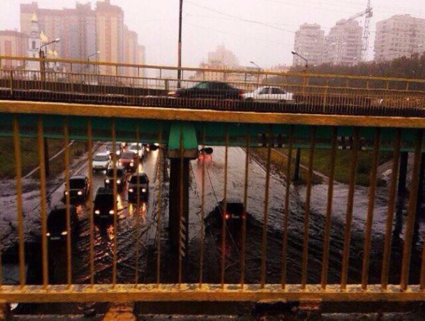Дорога под мостом на бульваре Победы в Воронеже ушла под воду 