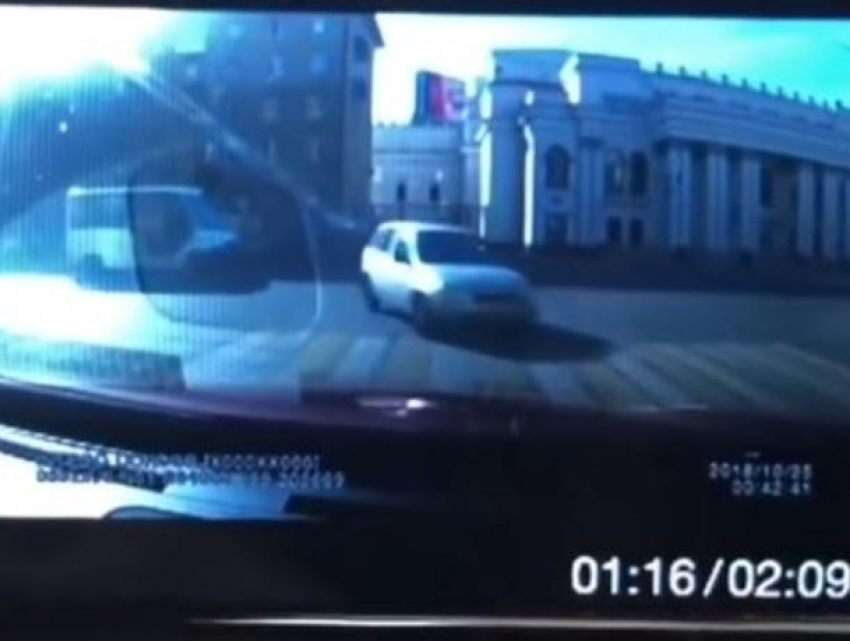 Лихой выезд на «встречку» в центре города попал на видео в Воронеже