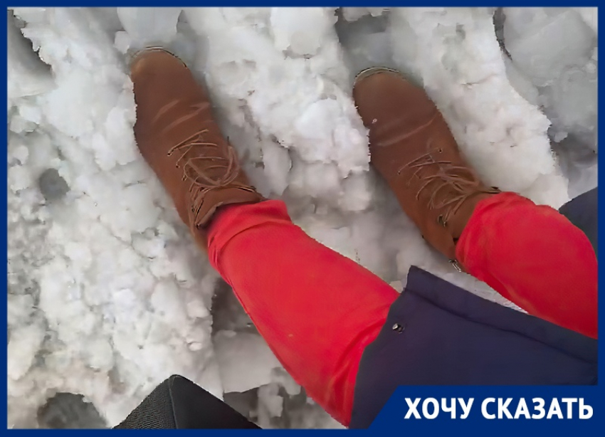 «Коллапс полный»: дорожку у ж/д переезда захватило ледяное месиво в Воронеже 