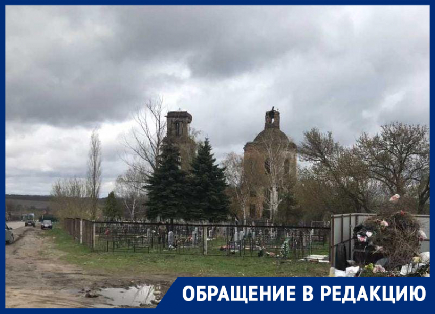 Вандальную мусорку сняли у кладбища под Воронежем 
