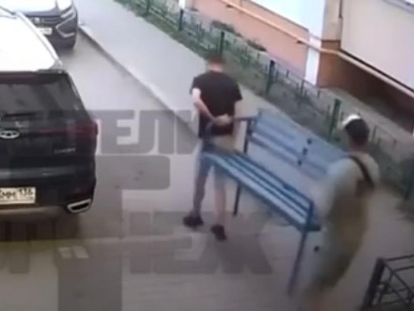 Загадочное исчезновение лавочки вызвало вопросы у воронежцев