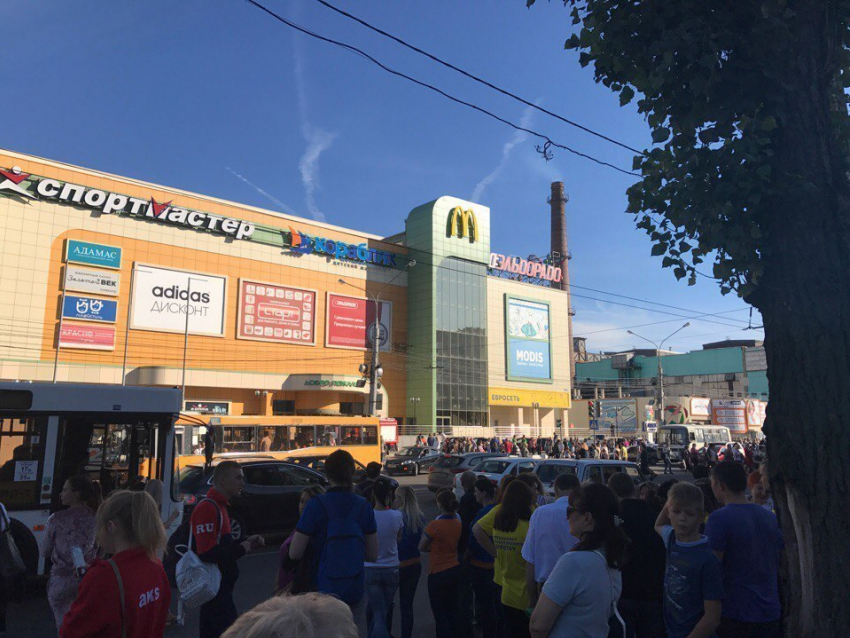 В Воронеже эвакуировали людей из трех торговых центров