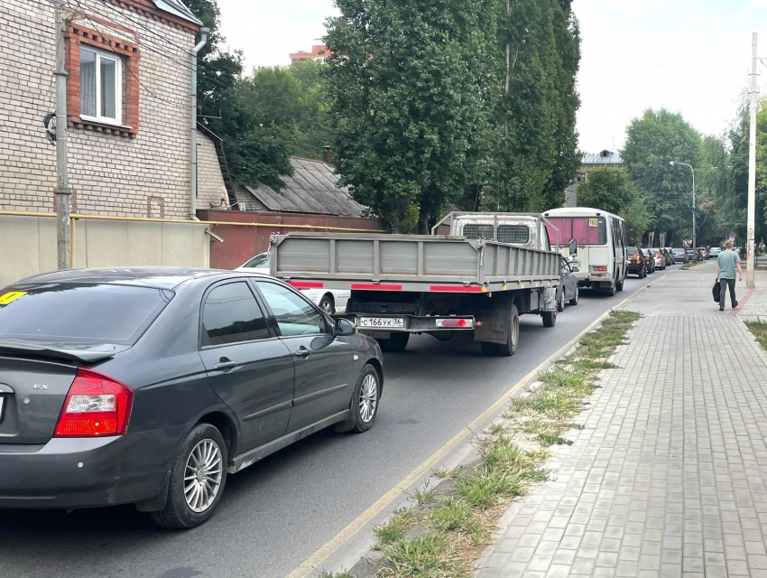 Первый учебный день начался с гигантских пробок в Воронеже