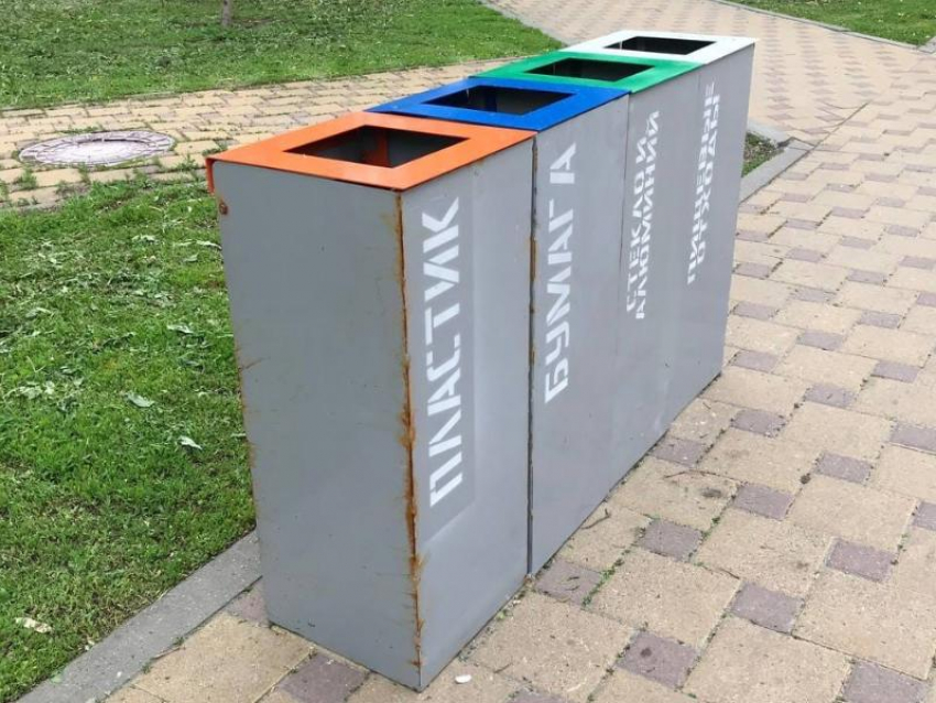 Новые урны для раздельного сбора мусора подернула ржавчина в Воронеже 