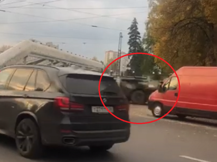 Мощную боевую машину заметили в центре Воронежа