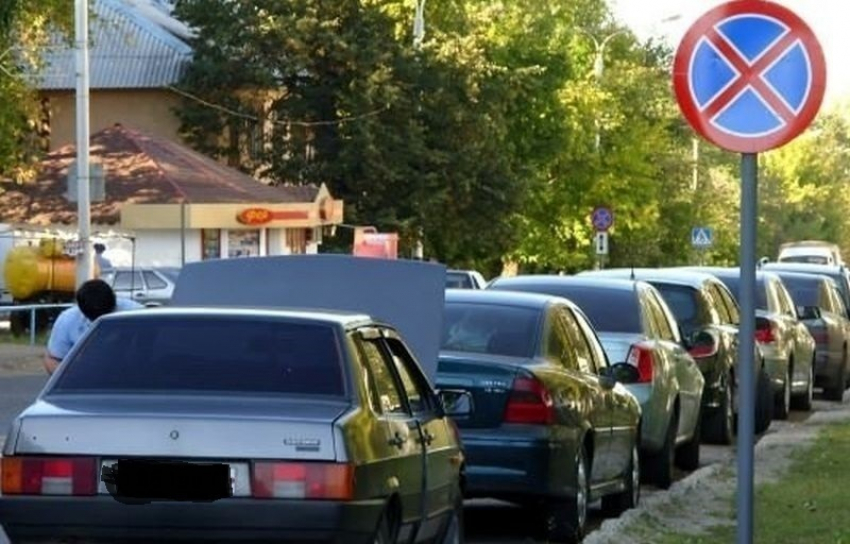 Большинство воронежских водителей «забивают» на знак «Остановка запрещена»