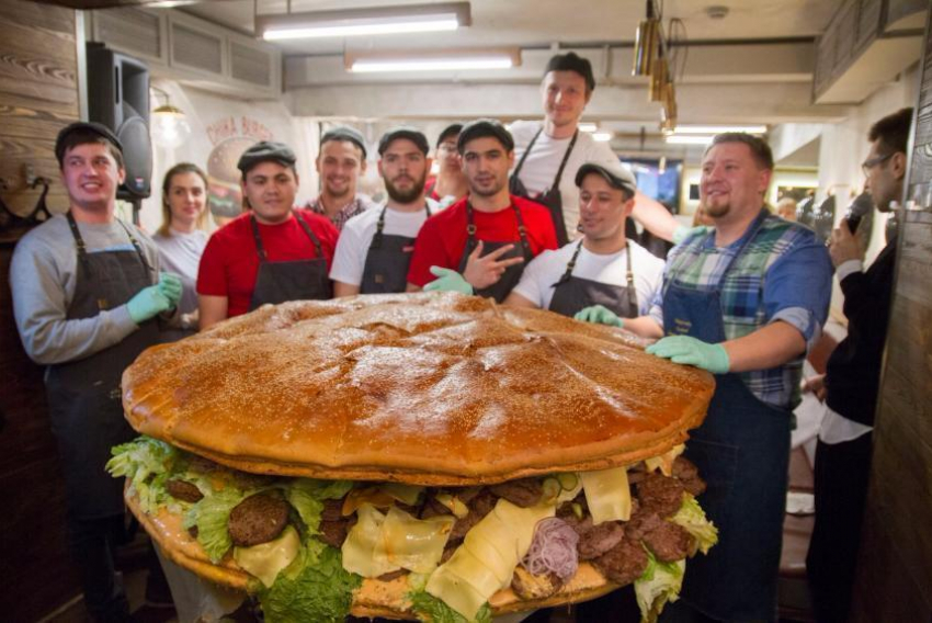 В Воронеже приготовили гигантский 157-килограммовый бургер и поставили всероссийский рекорд 