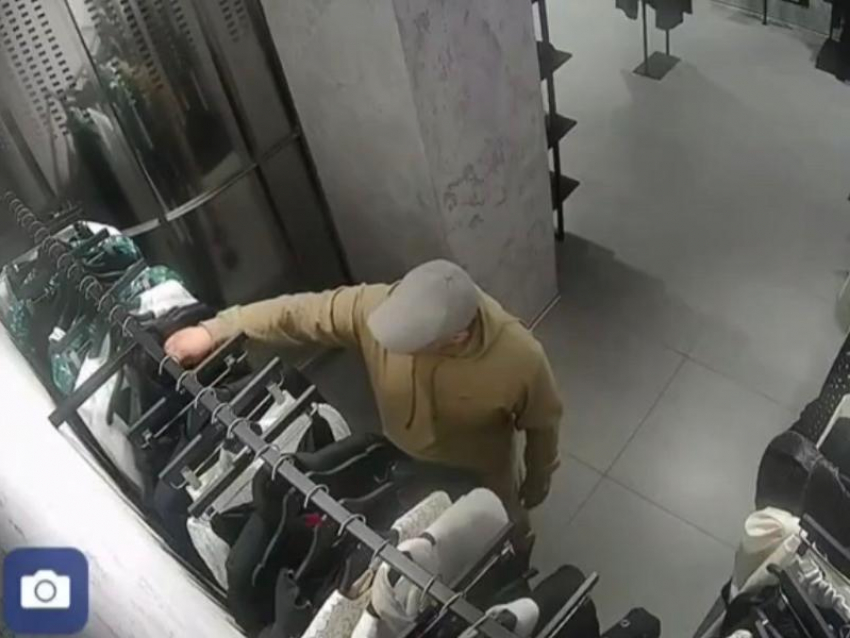 Мужчина, ворующий женские платья, попал на видео в Воронеже