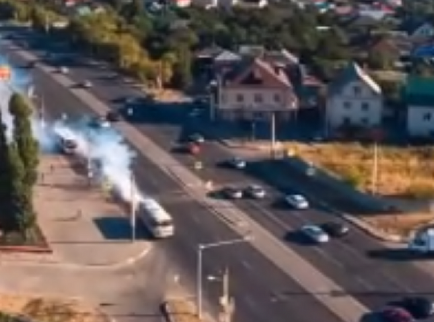 Выхлопной кошмар «летящего» автобуса сняли на видео в Воронеже