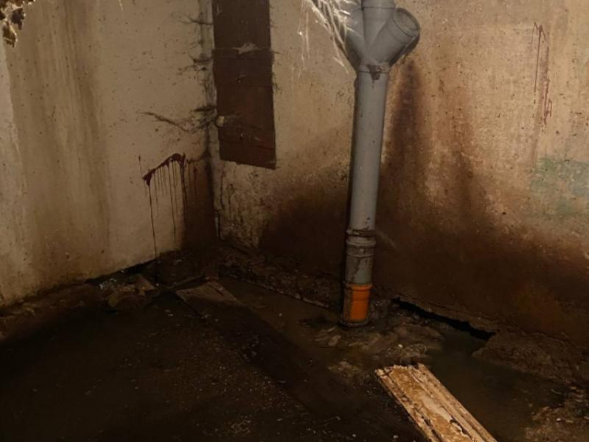 Гнилые трубы стали причиной потопа в воронежской многоэтажке
