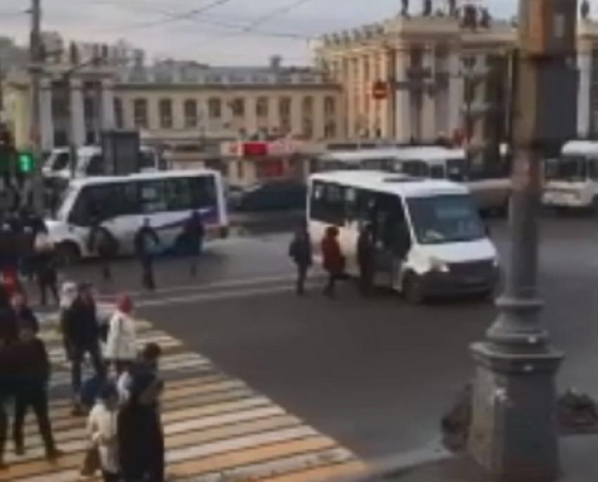 Дикую посадку пассажиров в маршрутку сняли в центре Воронежа 