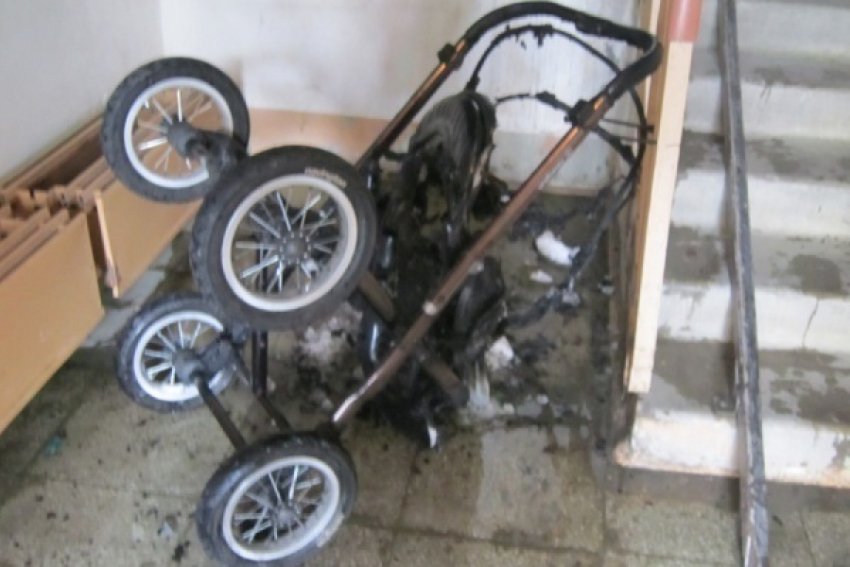 Рано утром в воронежском подъезде горела детская коляска