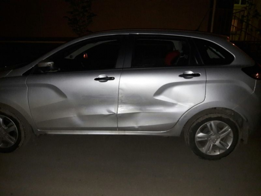 Во дворе дома на улице Артамонова в Воронеже пьяный водитель протаранил пять машин