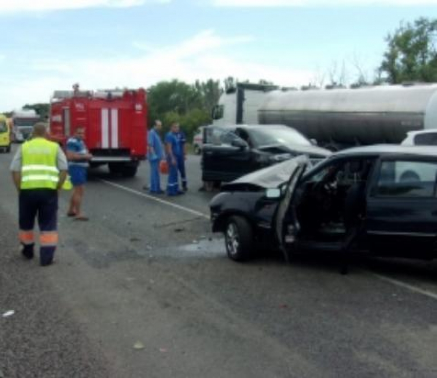 В сильном столкновении двух иномарок на трассе М-4 под Воронежем погибли два водителя, пассажир в больнице
