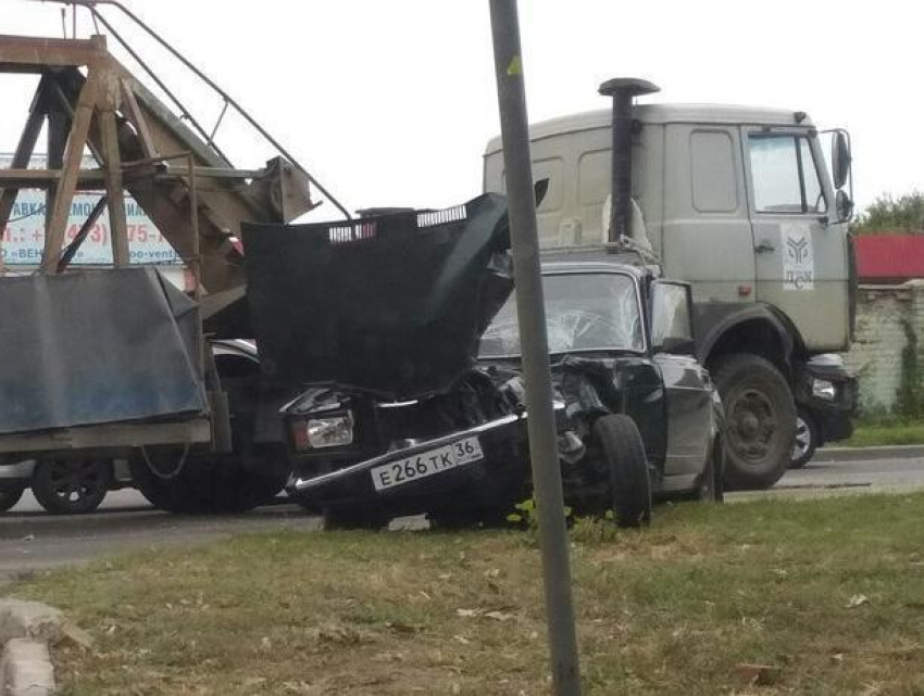 В Воронеже грузовик превратил легковушку в груду металла