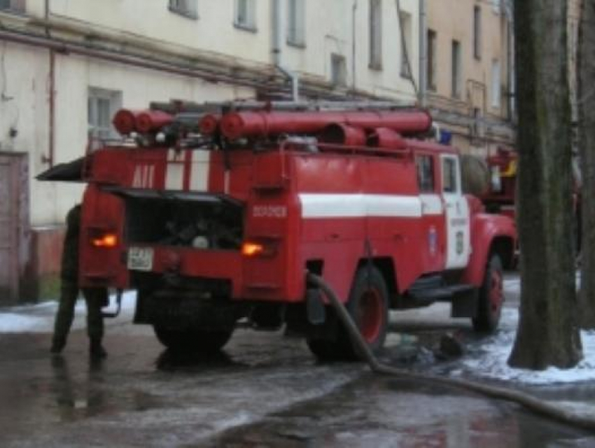 Двенадцать пожарных МЧС тушили полыхающее общежитие в Коминтерновском районе Воронежа