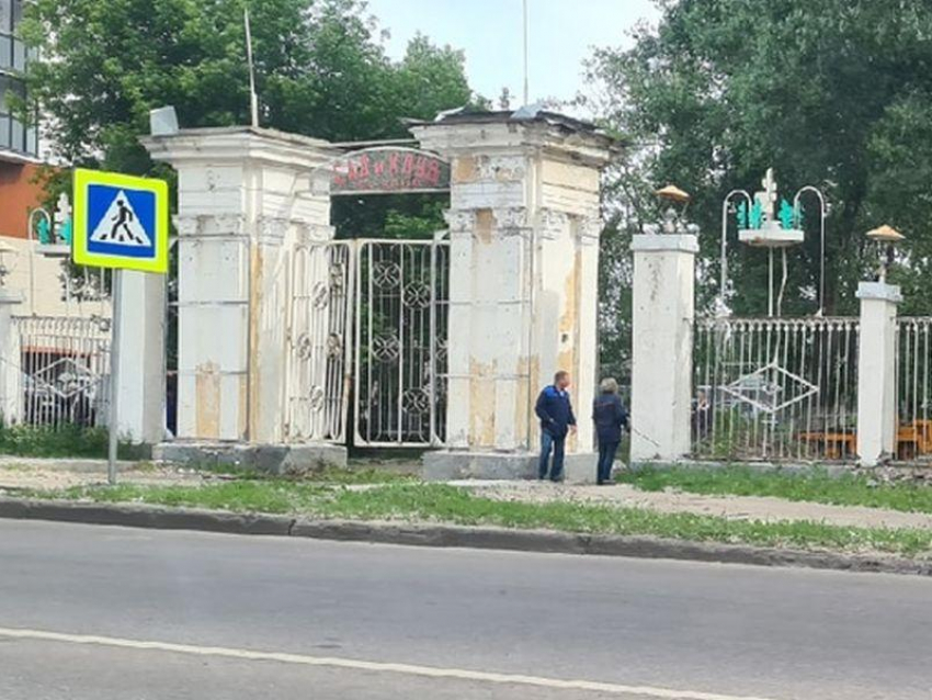 Мэрия Воронежа попросила помощи горожан в восстановлении входной группы сквера Тельмана 