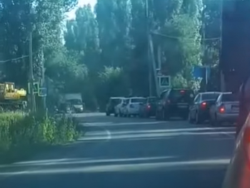 Причину недельной пробки в селе под Воронежем назвал автомобилист