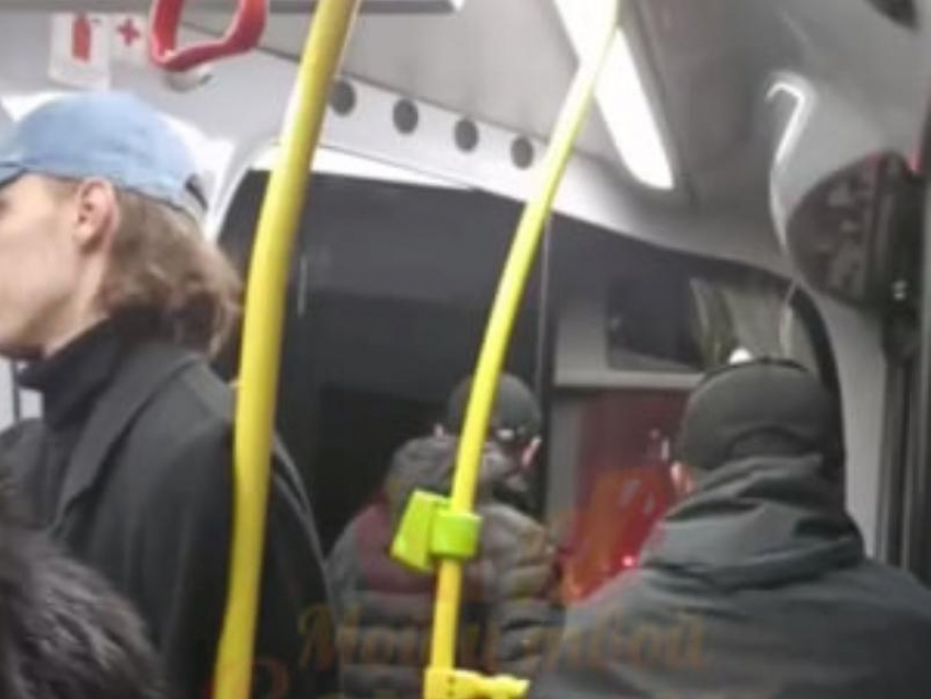 Кидался на людей: агрессивный мужчина устроил переполох в воронежском автобусе