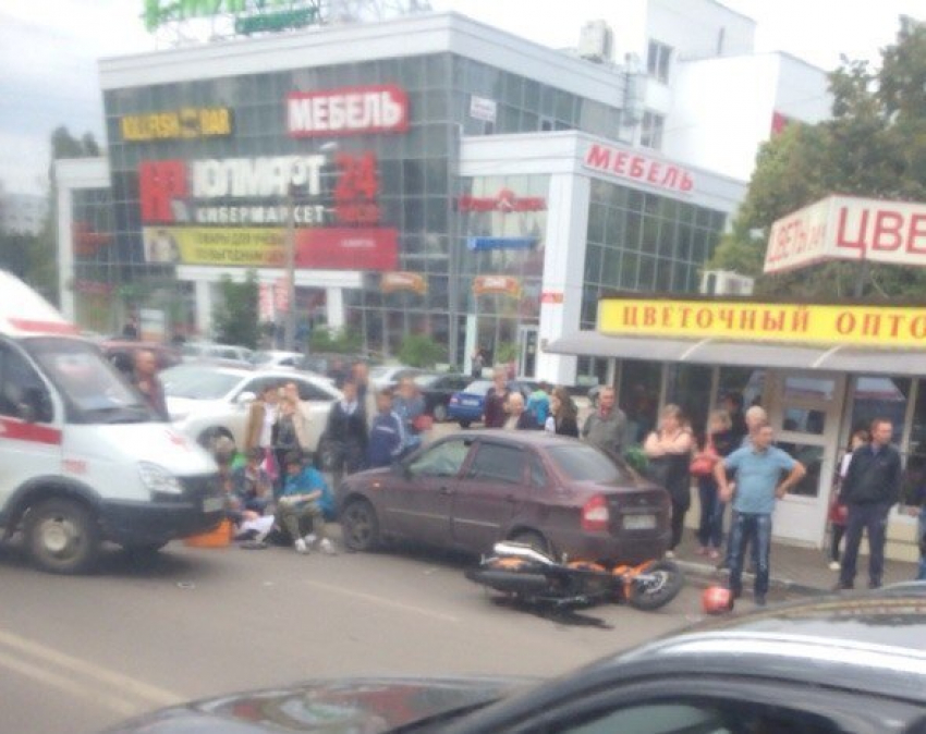 В Воронеже 18-летний мотоциклист влетел  в «Газель», а затем в легковушку 