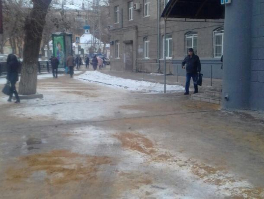 Воронежские коммунальщики засыпали песком тротуар у детской поликлиники после публикации «Блокнота»