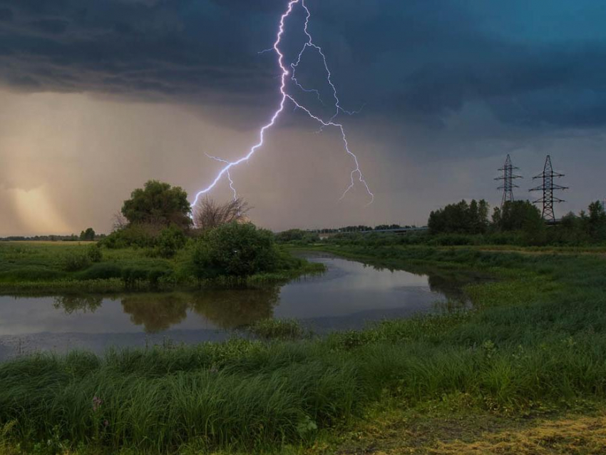 Из-за грозы и сильного дождя в Воронежской области объявили желтый уровень опасности 