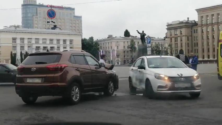  Две машины столкнулись под окнами облправительства в Воронеже 
