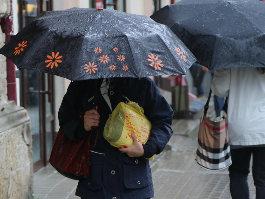 Из-за сильного дождя в Воронежской области объявили желтый уровень опасности