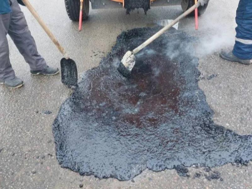 Коммунальщики начали латать «зимние» ямы на воронежских автодорогах