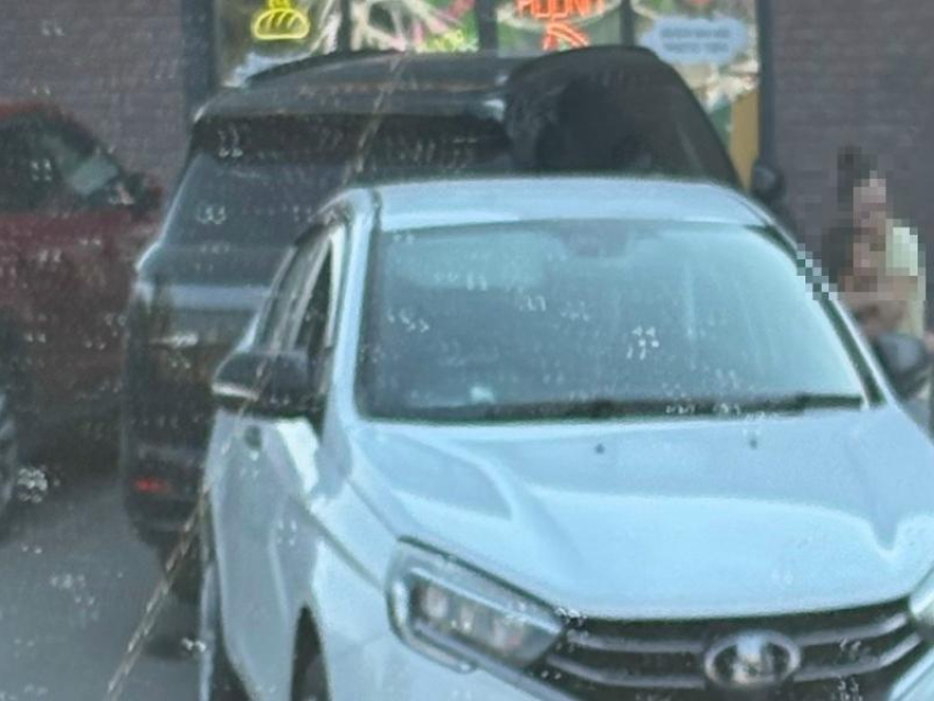 Машина с маленьким ребенком внутри покатилась назад и устроила ДТП под Воронежем