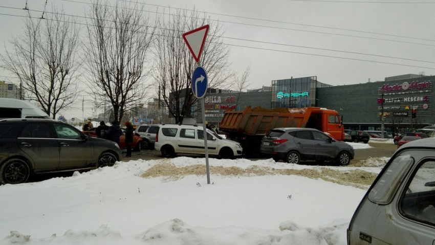 Массовая авария парализовала движение в Северном микрорайоне Воронежа