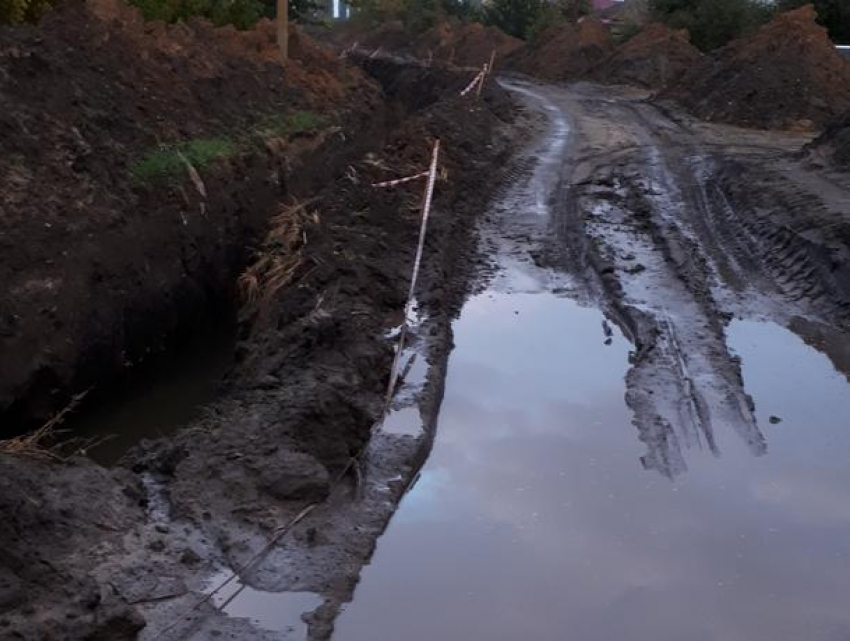 Жители Воронежской области погрязли в болоте на собственной улице 