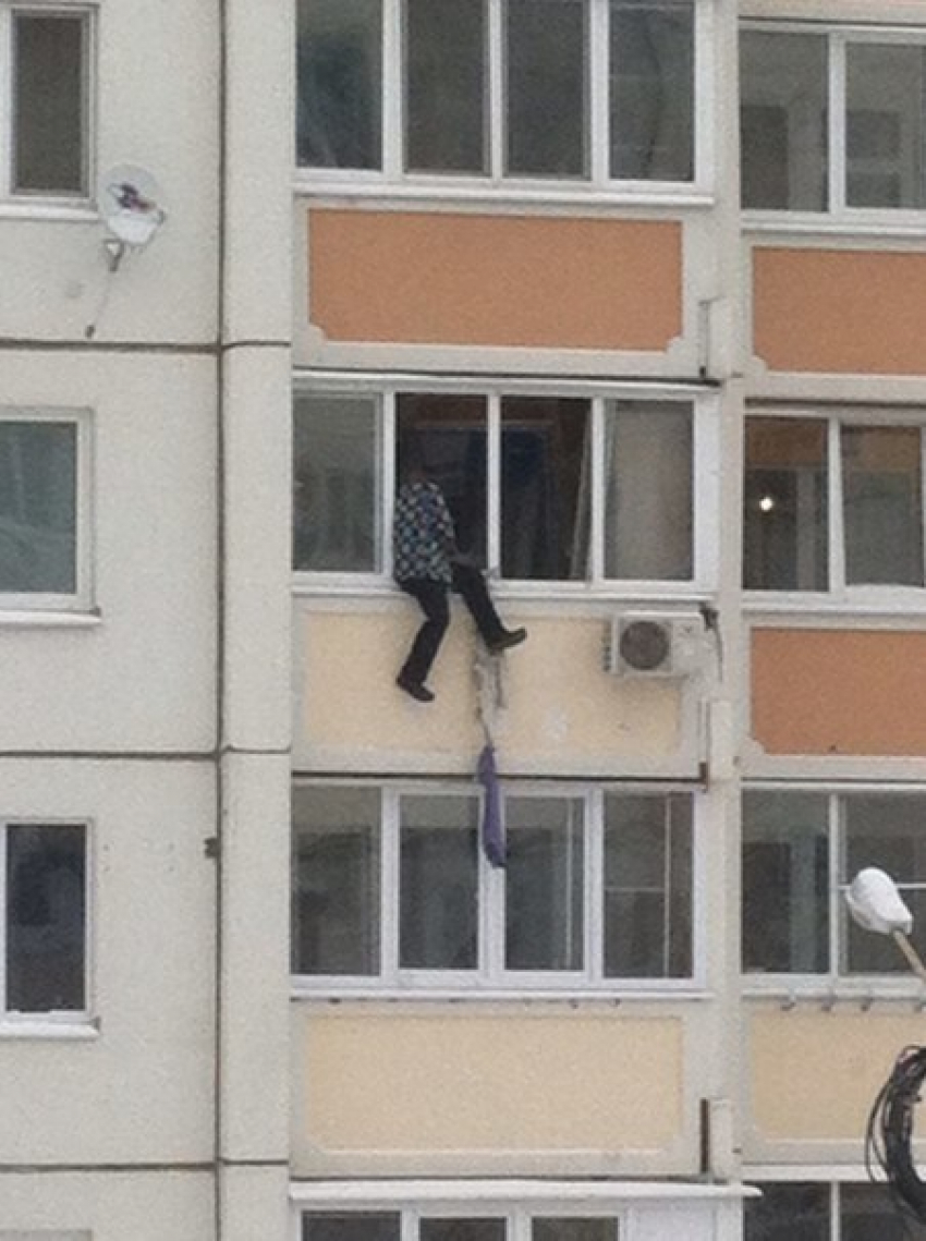  Воронежец пытается выпрыгнуть из окна 4 этажа 