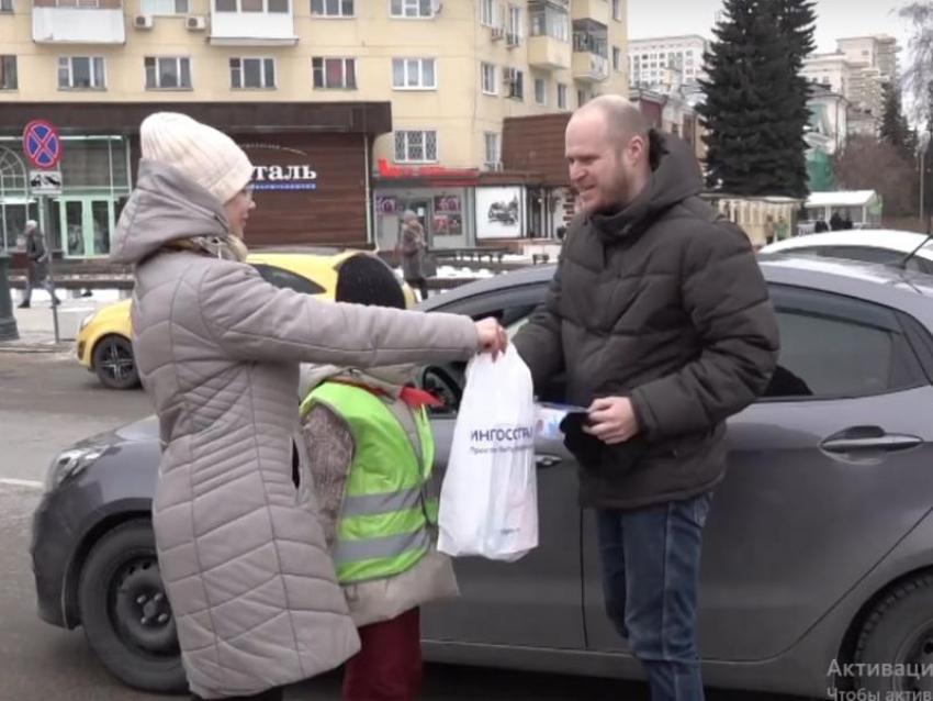 Необычное поздравление приготовили полицейские для мужчин в Воронеже