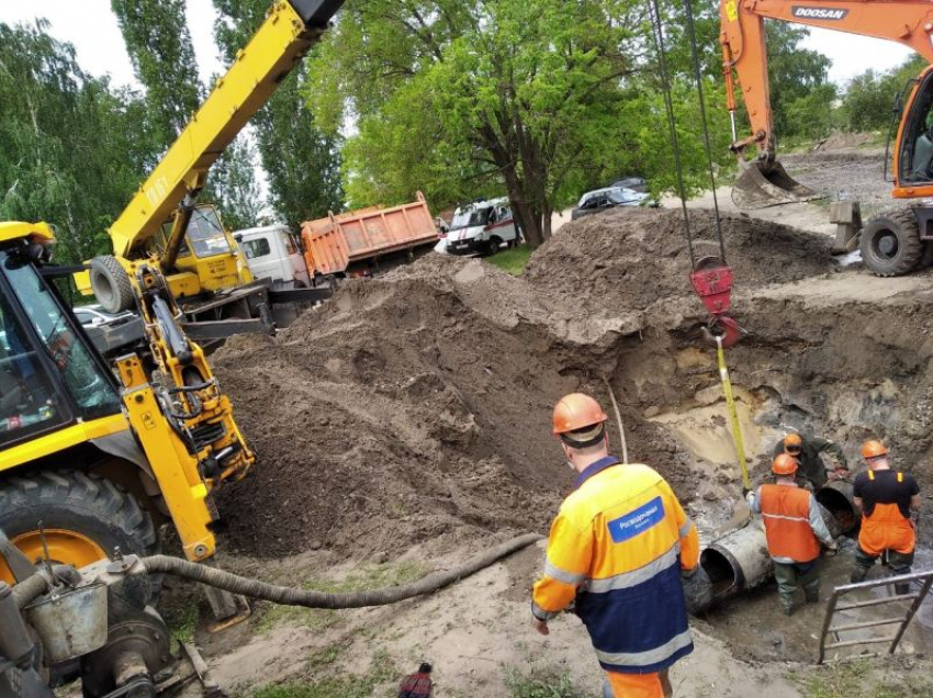 Коммунальщики устранили последствия аварии, оставившей без воды семь улиц Воронежа