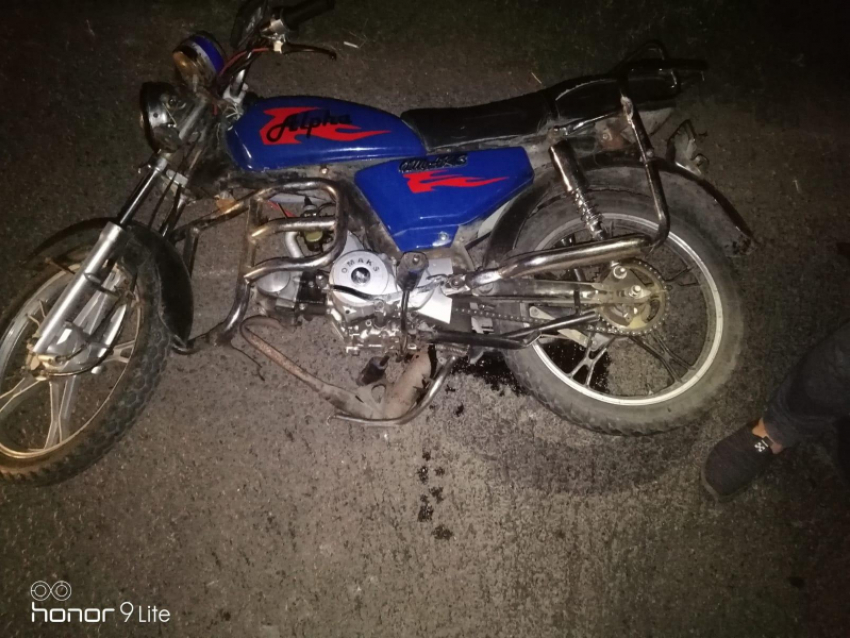 Опубликованы фото с места смертельного столкновения мотоцикла и мопеда в Воронежской области 