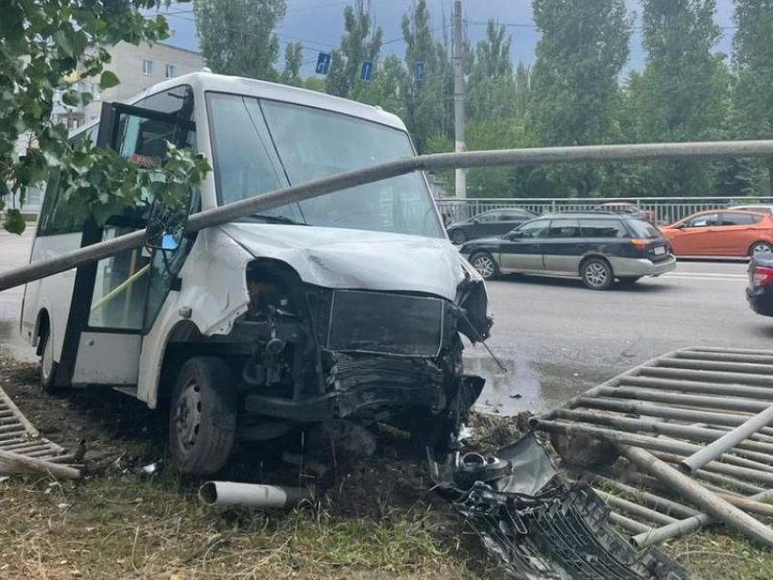 Женщина на Subaru спровоцировала страшное ДТП с воронежской маршруткой