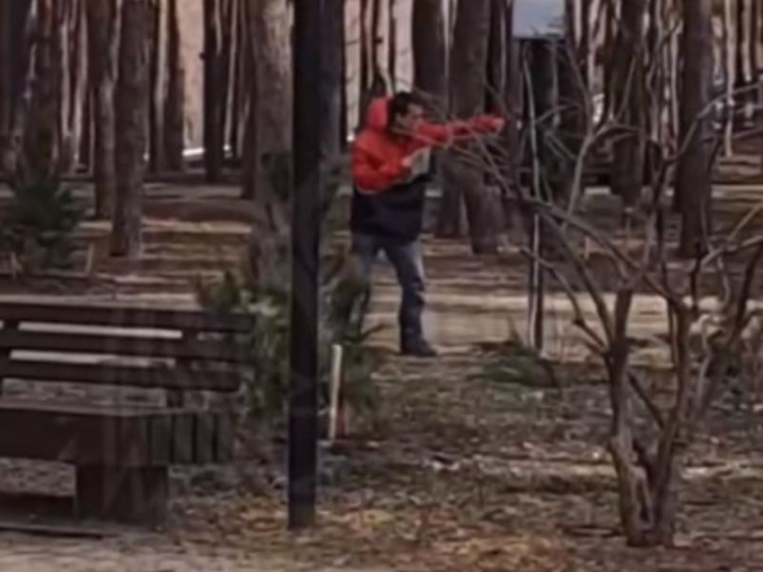 Прямо рядом с детьми: странные телодвижения мужчины засняли на видео в воронежском парке