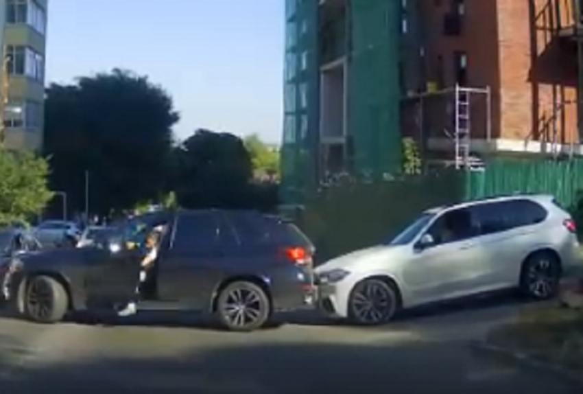 Абсурдное столкновение двух BMW X5 сняли на видео в Воронеже 