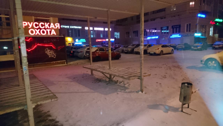 Коммунальщики убрали снежные завалы с остановки «Хользунова» в Воронеже