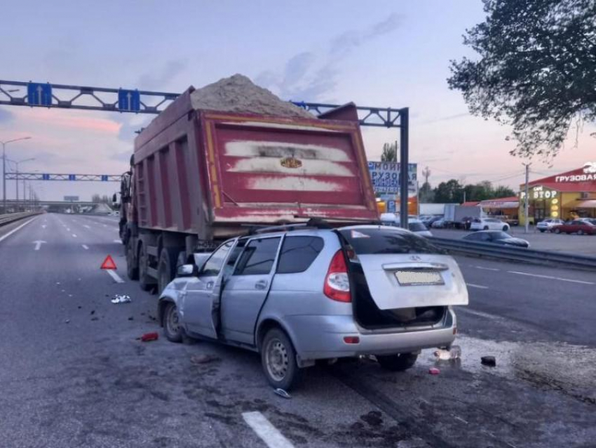 В самосвал с песком врезалась легковушка на повороте к воронежскому аэропорту 