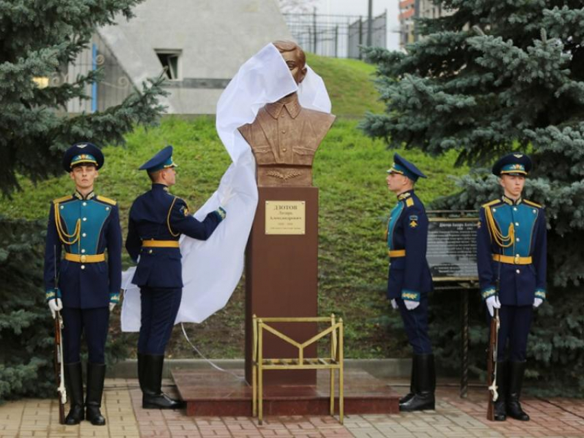 Совершившему подвиг на воронежской земле осетинцу торжественно открыли бюст 