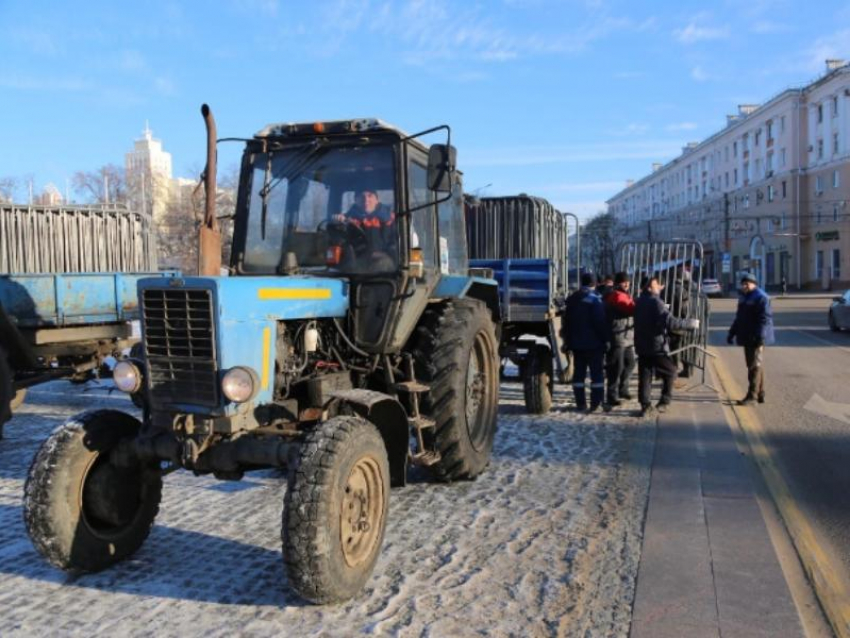 Главную площадь Воронежа начали подготавливать к монтажу украшений на Новый год