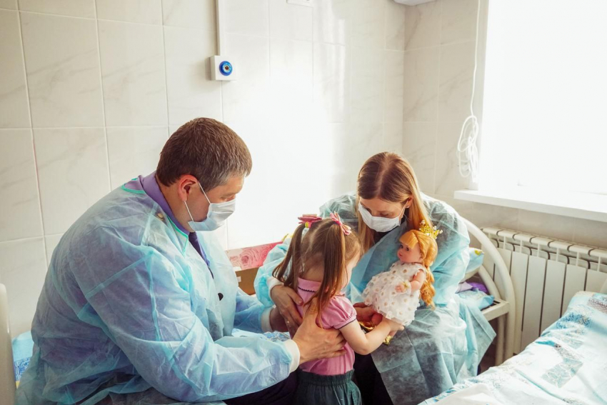 Глава СК региона Селюков подарил куклу девочке, которую пыталась убить мама в Воронеже