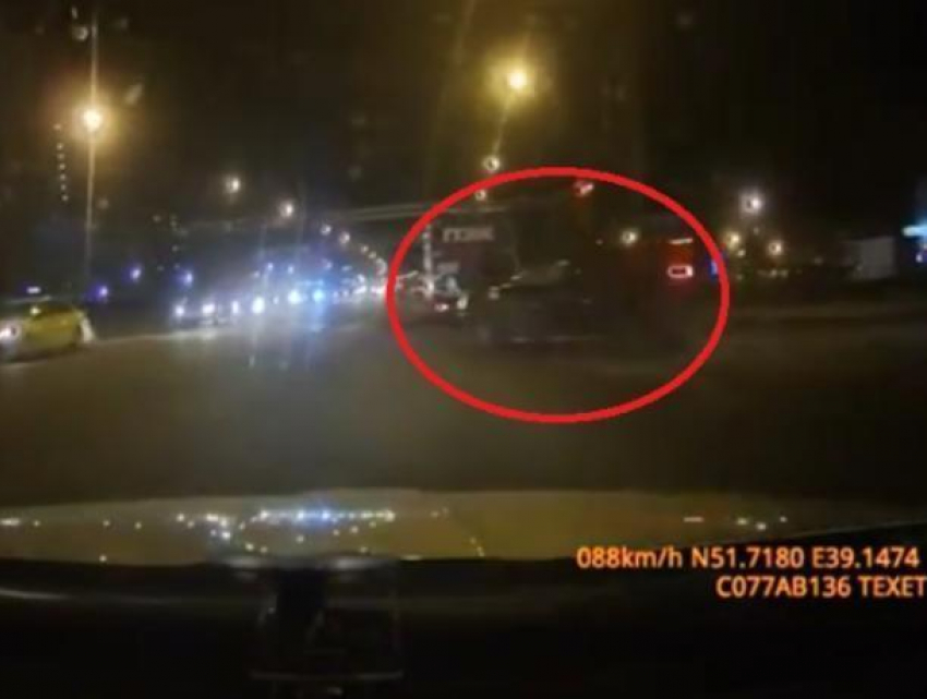 Воронежцы устроили спор из-за видео с опасным выездом автомобилистки