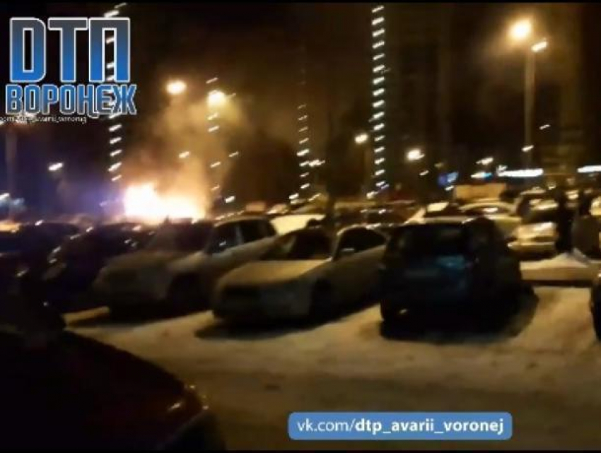 Поджог трех машин с взрывами в центре Воронежа попал на видео