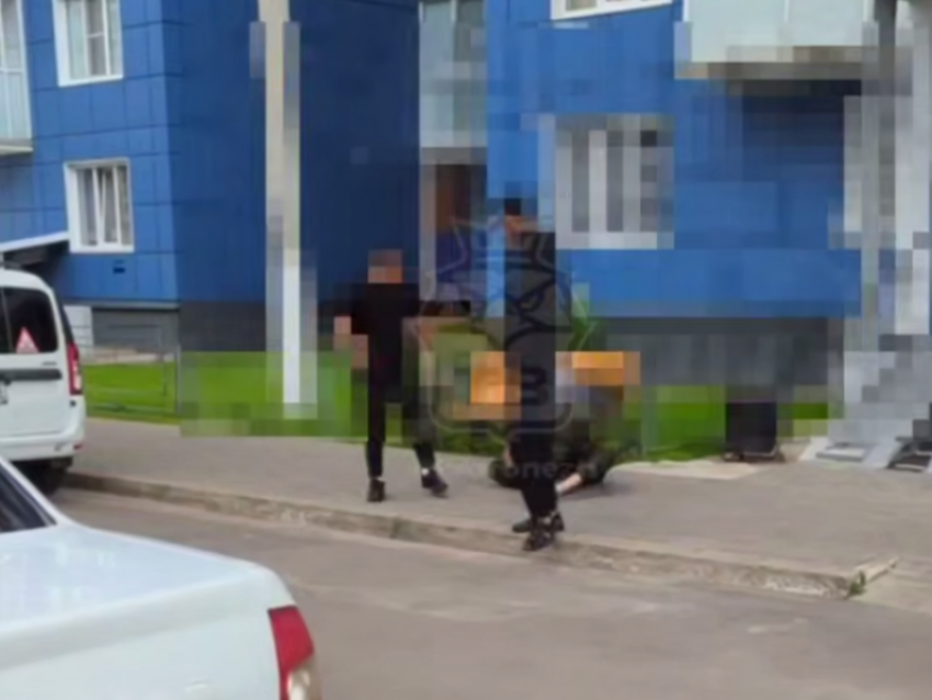 Избиение мужчины сняли под окнами многоэтажки в Воронеже 