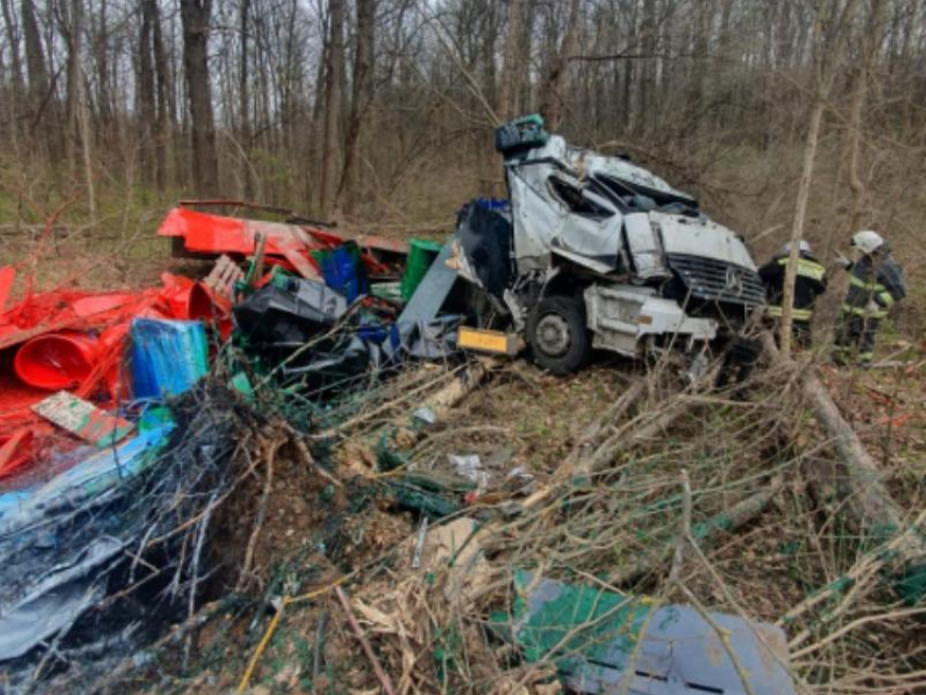 Водитель фуры с краской погиб на трассе в Воронежской области