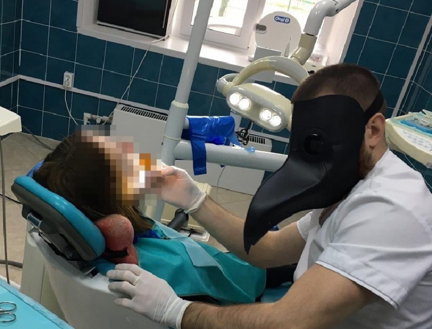 Стоматолог в маске чумного доктора принимает пациентов в Воронеже