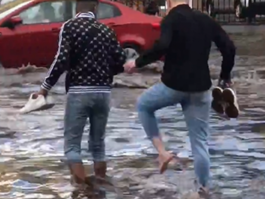  Босиком и вброд: как пешеходы борются с затопленным Воронежем 